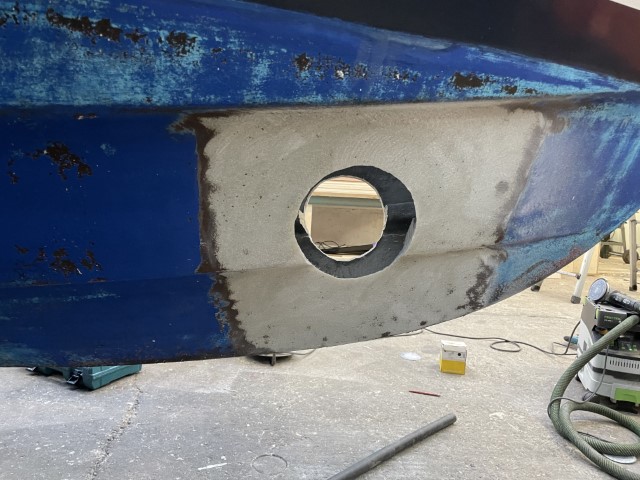 het gat waar de nieuwe polyester boegschroeftunnel in moet komen