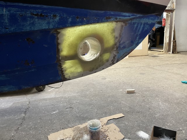 de nieuwe boegschroeftunnel vastgezet met polyester hars 